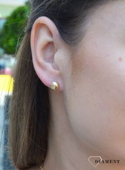 Złote kolczyki 333 kulki grawerowane KL 3422 333. Kolczyki w minimalistycznym stylu, wpisujące się w obecne trendy modowe. Delikatna forma, złota to idealne uzupełnienie eleganckich stylizacji (3).JPG